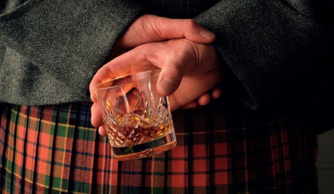 Skotská whisky je nejstarším a nejoblíbenějším druhem tohoto sudového destilátu
